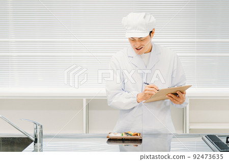通過觀察食物並對其進行分析和評估來烹飪和開發產品的人。 通過觀察食物並對其進行分析和評估來烹飪和開發產品的人。 92473635