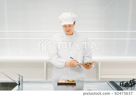 通過觀察食物並對其進行分析和評估來烹飪和開發產品的人。 92473637