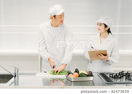 Male and female cooks working in food factories (analysis / inspection) 92473639