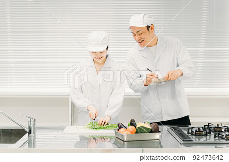 Male and female cooks working in food factories (analysis / inspection) 92473642