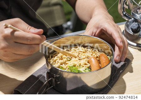 男子在營地吃方便麵 92474814