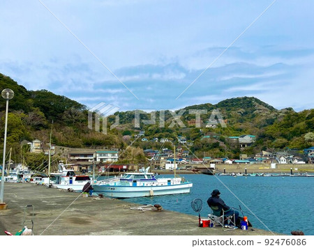 小鄉村漁港和垂釣者 92476086