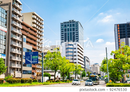 我們從站前通的竹屋町向廣島站看去。這是通往廣島站南口的綠色高速公路景觀。廣島 92476530