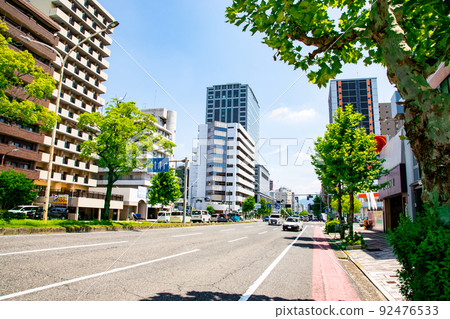 我們從車站前的街道上的寶町向廣島站看去。這是通往廣島站南口的綠色高速公路景觀。廣島 我們從車站前的街道上的寶町向廣島站看去。這是通往廣島站南口的綠色高速公路景觀。廣島 92476533