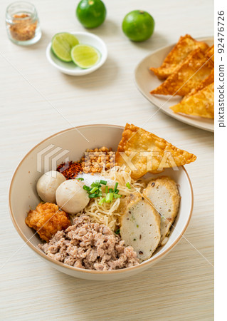 spicy egg noodles with fish balls and shrimp balls without soup 92476726