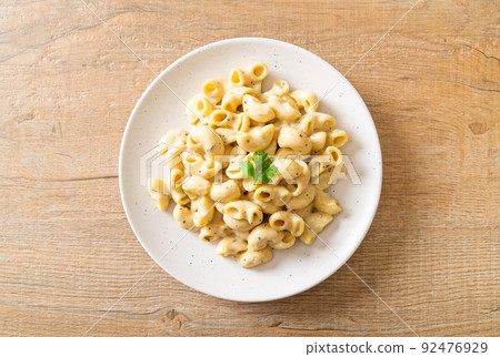 macaroni and cheese with herbs 92476929