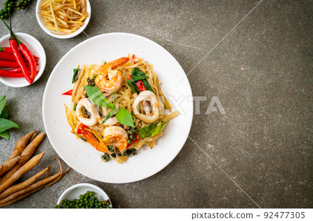 stir fried spicy noodles with sea food 92477305