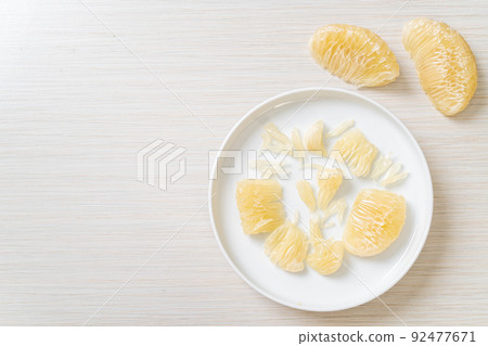 Fresh peeled pomelo, grapefruit or shaddock 92477671