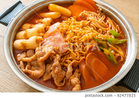 Budae Jjigae or Budaejjigae (Army stew or Army base stew). It is loaded with Kimchi, spam, sausages, ramen noodles and much more 92477815