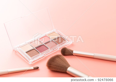 Eyeshadow and makeup brush pink background 92478066