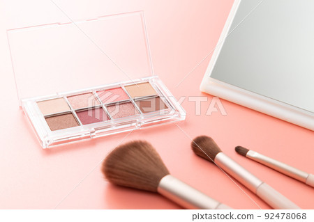 眼影和化妝刷粉紅色背景 眼影和化妝刷粉紅色背景 92478068