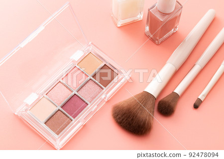 Makeup tool pink background 92478094