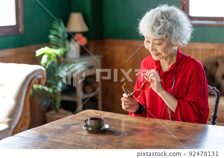 時尚的高級女性 92478131