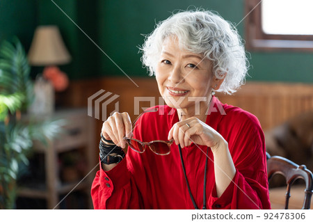 時尚的高級女性 92478306