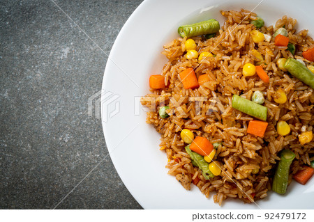 fried rice with green peas, carrot and corn 92479172