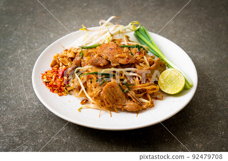 stir-fried rice noodles with pork 92479708