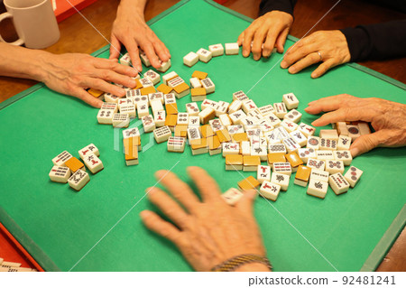 老人的手拌餡餅和麻將 92481241