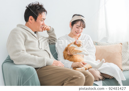 在家養貓的夫妻和夫妻(主人) 在家養貓的夫妻和夫妻(主人) 92481427