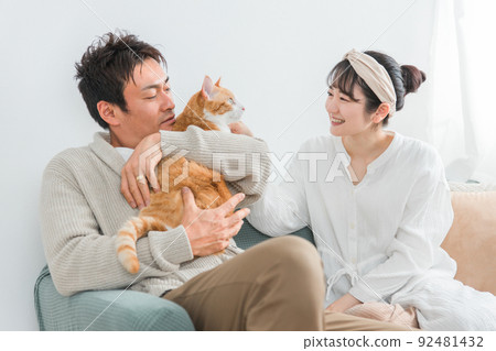 Couples and couples (owners) who keep cats at home 92481432