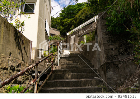 A narrow alley where cars cannot enter, Tano district, Wakayama city 92481515