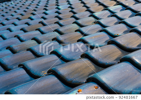 藍色屋頂瓦片背景材料 92481667
