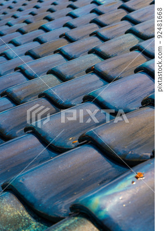 藍色屋頂瓦片背景材料 92481668
