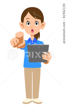 穿著短袖馬球衫的女工作人員用手指指著文件 穿著短袖馬球衫的女工作人員用手指指著文件 92482130