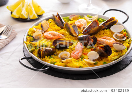 Popular Spanish dish Paella 92482189