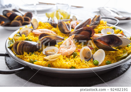 Popular Spanish dish Paella 92482191