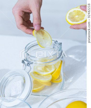 做自製檸檬飲料的男人的手 做自製檸檬飲料的男人的手 92482218