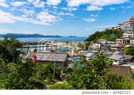 從上面看到的田野地區的街道景觀 從上面看到的田野地區的街道景觀 92482221