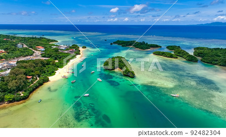 熱帶海洋和森林鳥瞰圖 92482304