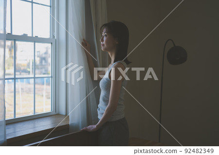 早上看窗外的女人 92482349