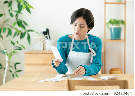 飽受通貨膨脹之苦的家庭主婦 92483404