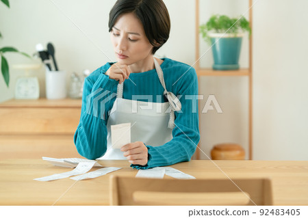 飽受通貨膨脹之苦的家庭主婦 92483405