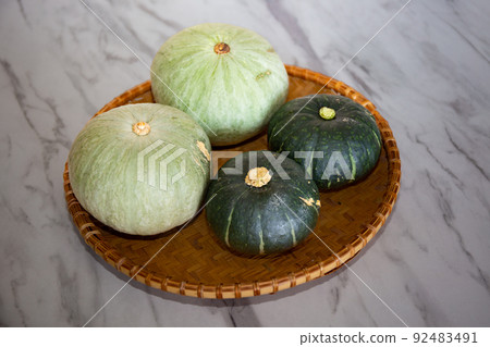 4個新鮮採摘的南瓜的餐桌照片 4個新鮮採摘的南瓜的餐桌照片 92483491
