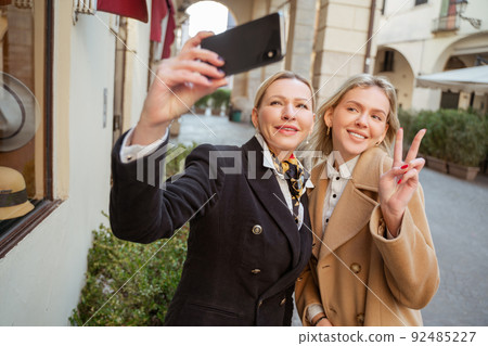 Tourists photographing themselves in the city center 92485227