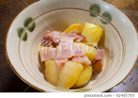 非常美味的日本土豆和培根 92485705
