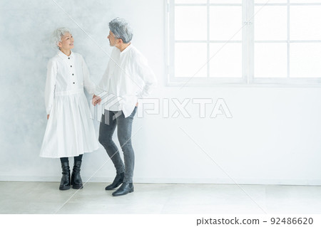 灰髮的資深夫婦 92486620