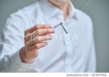 香煙, 抽煙, 不抽煙, 男, 上班族, 中年, 40多歲 92487448