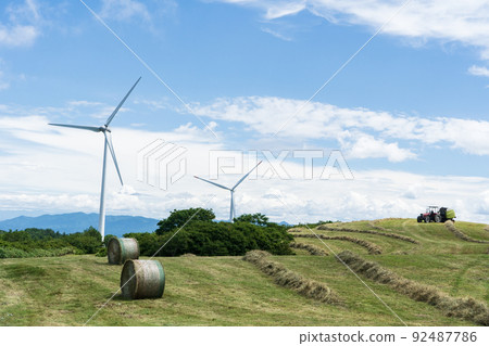 夏日天空下的牧場收割風景,您可以看到風車 夏日天空下的牧場收割風景,您可以看到風車 92487786