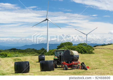 風車和牧場收穫的風景 92488600