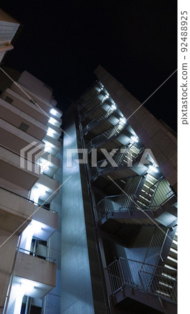夜間照明公寓的外部 夜間照明公寓的外部 92488925