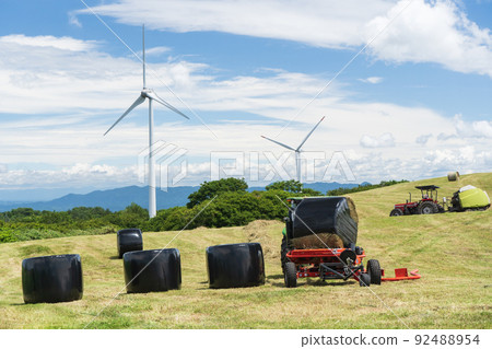 夏日天空下的風車和割草景觀 夏日天空下的風車和割草景觀 92488954