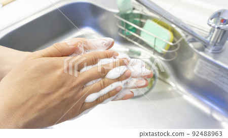 婦女的手洗手 92488963