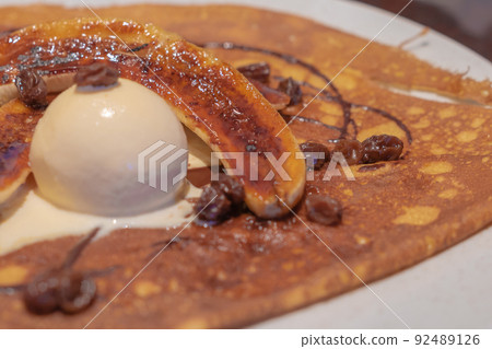 鍍有冰淇淋、朗姆酒葡萄乾和香蕉焦糖的縐紗 鍍有冰淇淋、朗姆酒葡萄乾和香蕉焦糖的縐紗 92489126