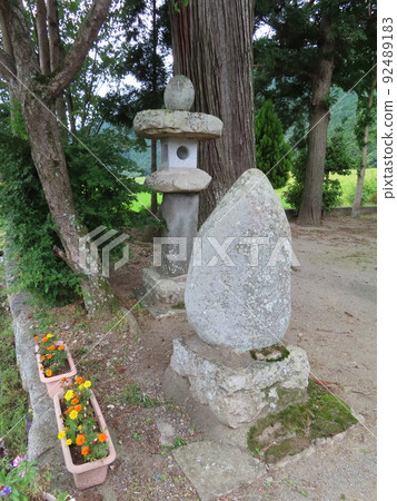 由紫蘇市指定文化財產新田吉貞和南北朝軍閥新田吉貞捐贈的文書被任命為播磨的守護者,並捐贈了祈禱鈴。 由紫蘇市指定文化財產新田吉貞和南北朝軍閥新田吉貞捐贈的文書被任命為播磨的守護者,並捐贈了祈禱鈴。 92489183
