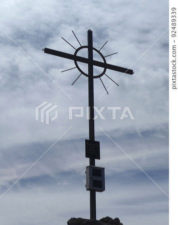 Via ferrata at high mountain lake Seebensee, Zugspitze mountain, Tyrol, Austria 92489339