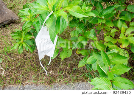 在戶外被遺棄的面具的照片 92489420