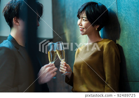 Men and women drinking at the bar 92489725